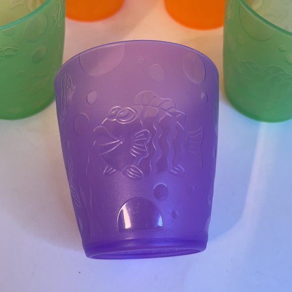 Kids drinking cups Set of small plastic drinking cups in multiple colors - Picture 4 of 7